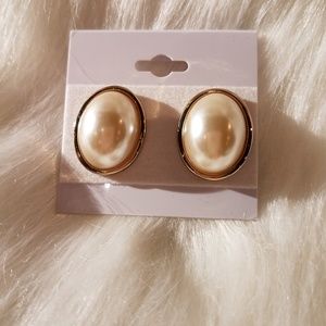 Pearl Clip On's